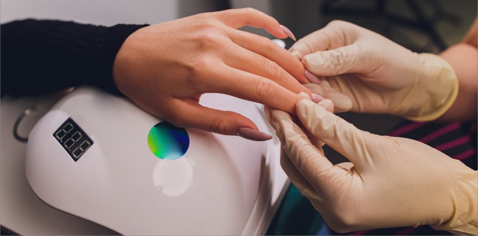 manicure hybrydowy u kosmetyczki
